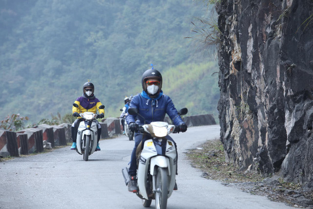 Dù là lãnh đạo ngân hàng lớn nhưng chàng thiêu gia vẫn chọn cách đi du lịch bằng chiếc xe máy số rất dân dã và gần gũi.