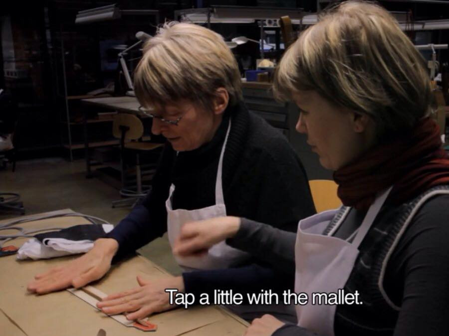 Người thợ dùng công cụ chuyên dụng để làm phẳng quai túi và đảm bảo độ mượt mà, phẳng phiu.