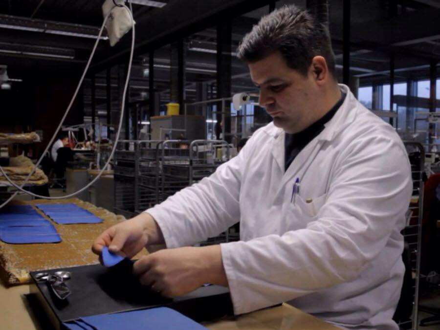 Công đoạn làm mịn bề mặt của da.