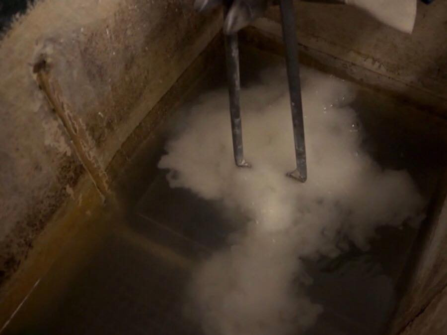 Kim loại được làm mềm bên trong chiếc bồn...