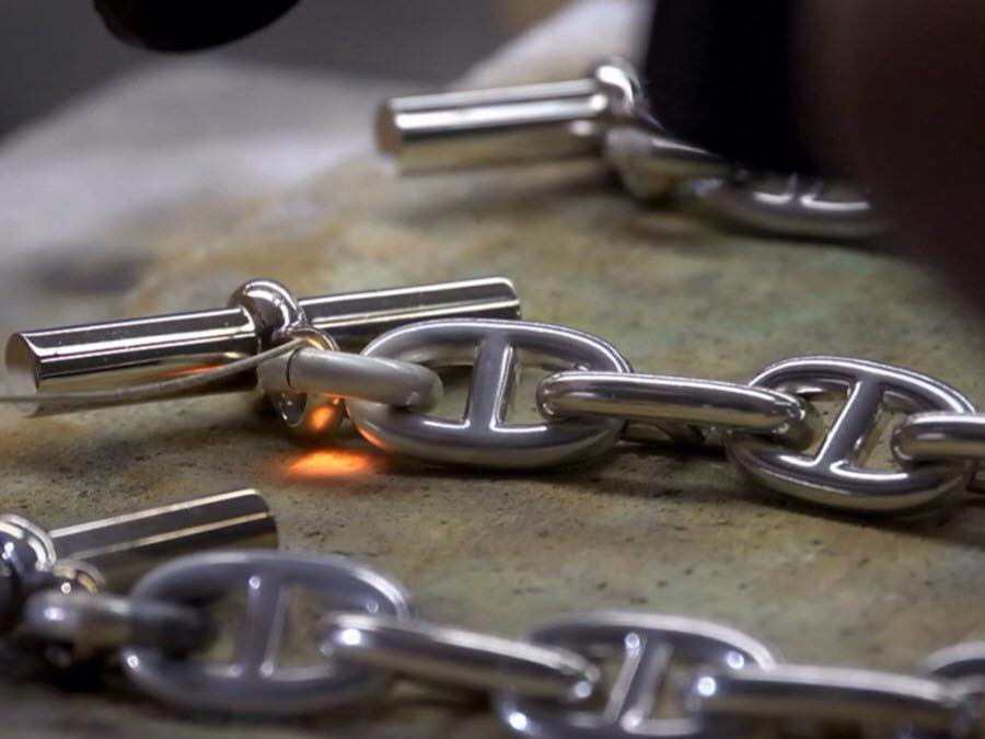 Dây xích để làm quai túi cũng được hàn thủ công.