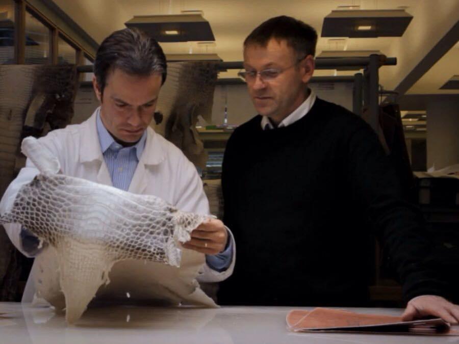 Trang Business Insider đã mô tả lại quy trình sản xuất túi Hermès dựa trên những hình ảnh lấy từ bộ phim “Hearts and Crafts”.