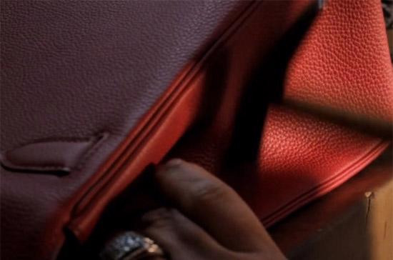 Từng chi tiết của túi Hermmes được chăm sóc tỉ mỉ.