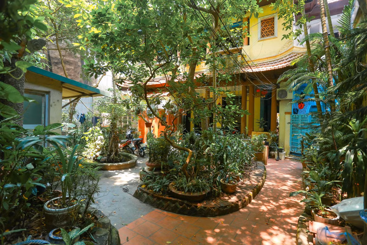 Ngôi biệt thự cổ tại số 6 Đinh Liệt là công trình hiếm hoi vẫn giữ được nguyên vẹn kiến trúc xa xưa với khoảng trời sân vườn và những nét độc đáo của kiến trúc Pháp. Ảnh: Dân trí