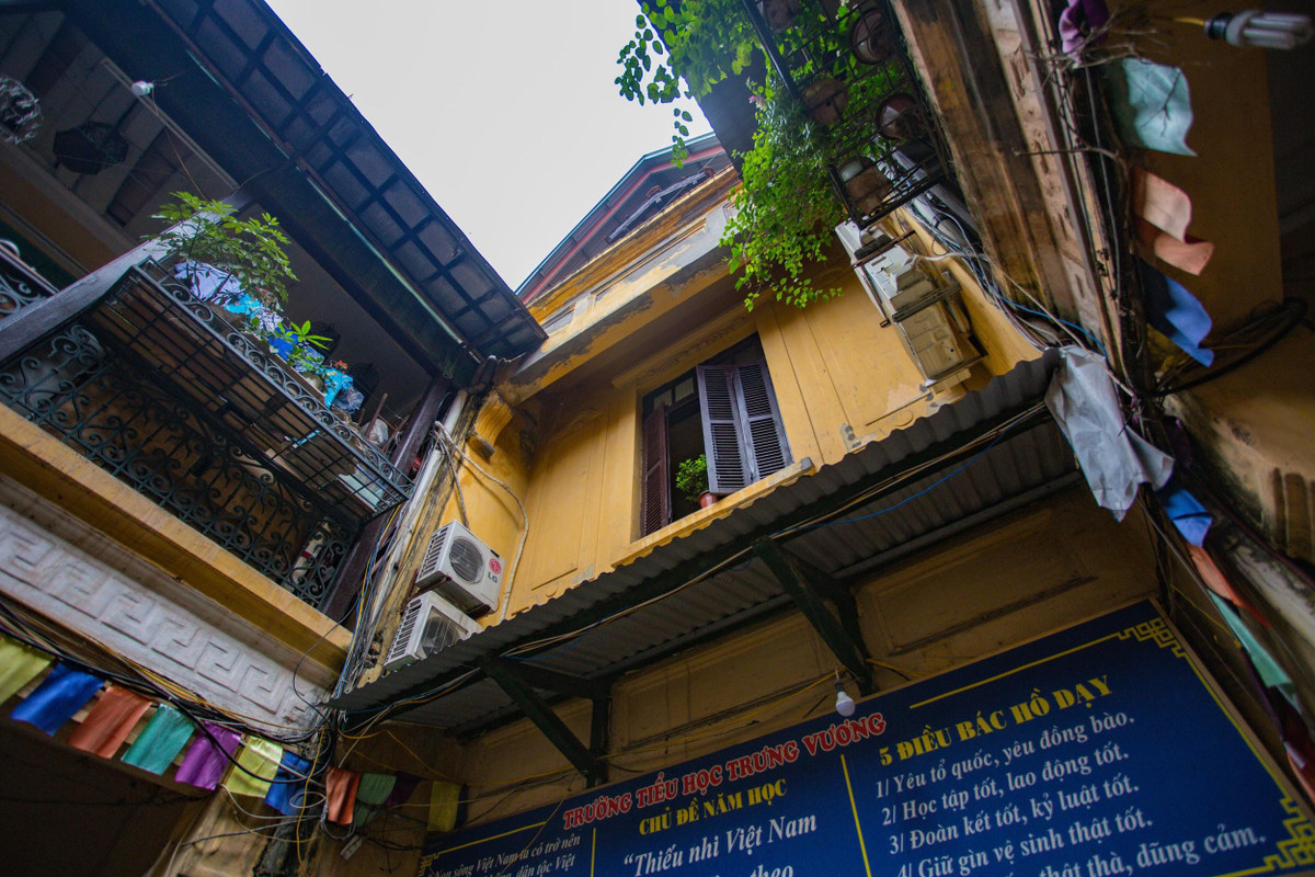 Theo lời kể của bà Lê Thanh Thủy (65 tuổi, cháu gái của cụ Trương Trọng Vọng)), toàn bộ công trình được thiết kế bởi một kiến trúc sư nổi tiếng người Pháp, đi kèm là đội nhân công xây dựng lên tới gần 100 người từ các tỉnh thành gần Hà Nội. Ảnh: Dân trí