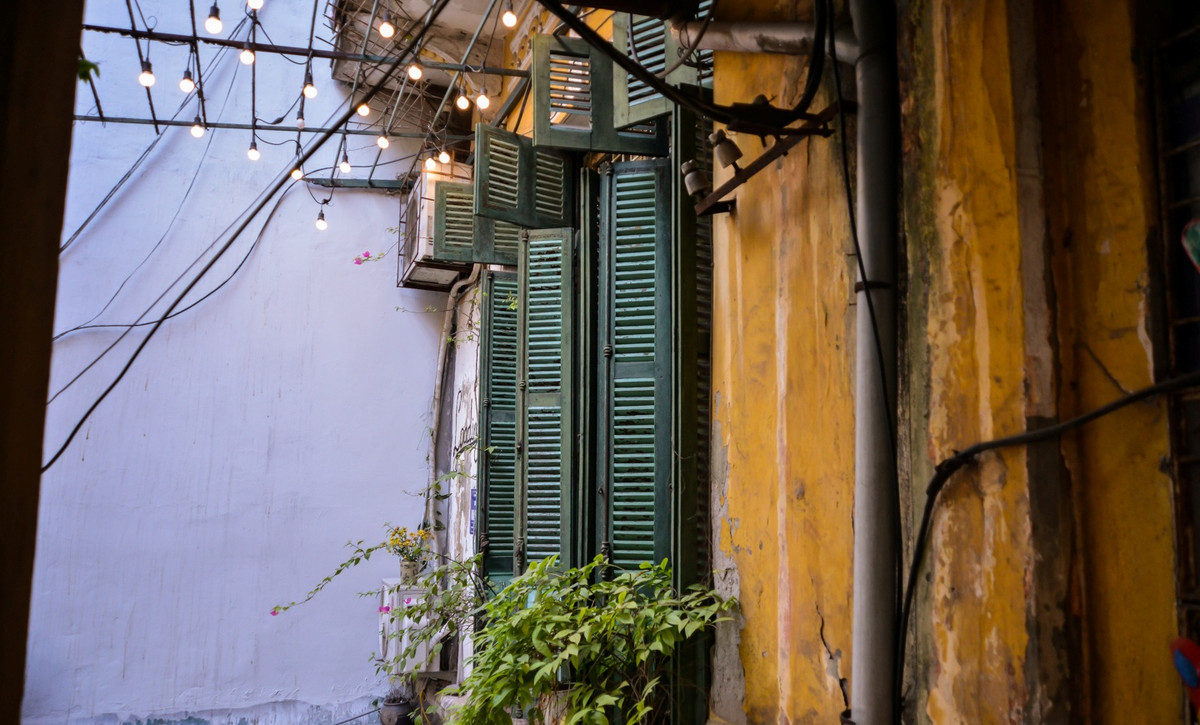 Bước qua cánh cửa nhuốm màu thời gian là một không gian quyến rũ nhất Hà Nội. Bởi nó vừa hoài niệm, vừa hiện đại với vô vàn thứ hay ho để giới trẻ khám phá. Ảnh: Batdongsanvietnam