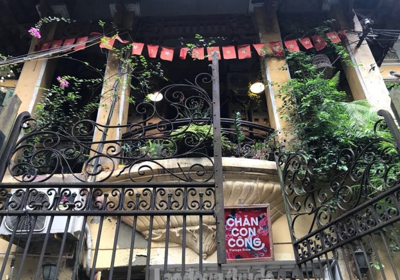 Ngôi biệt thự số 8 phố Chân Cầm được xây năm 1930 theo lối kiến trúc Đông Dương có diện tích 345m2 gồm 1 trệt 2 lầu. Ảnh: Laodongthudo