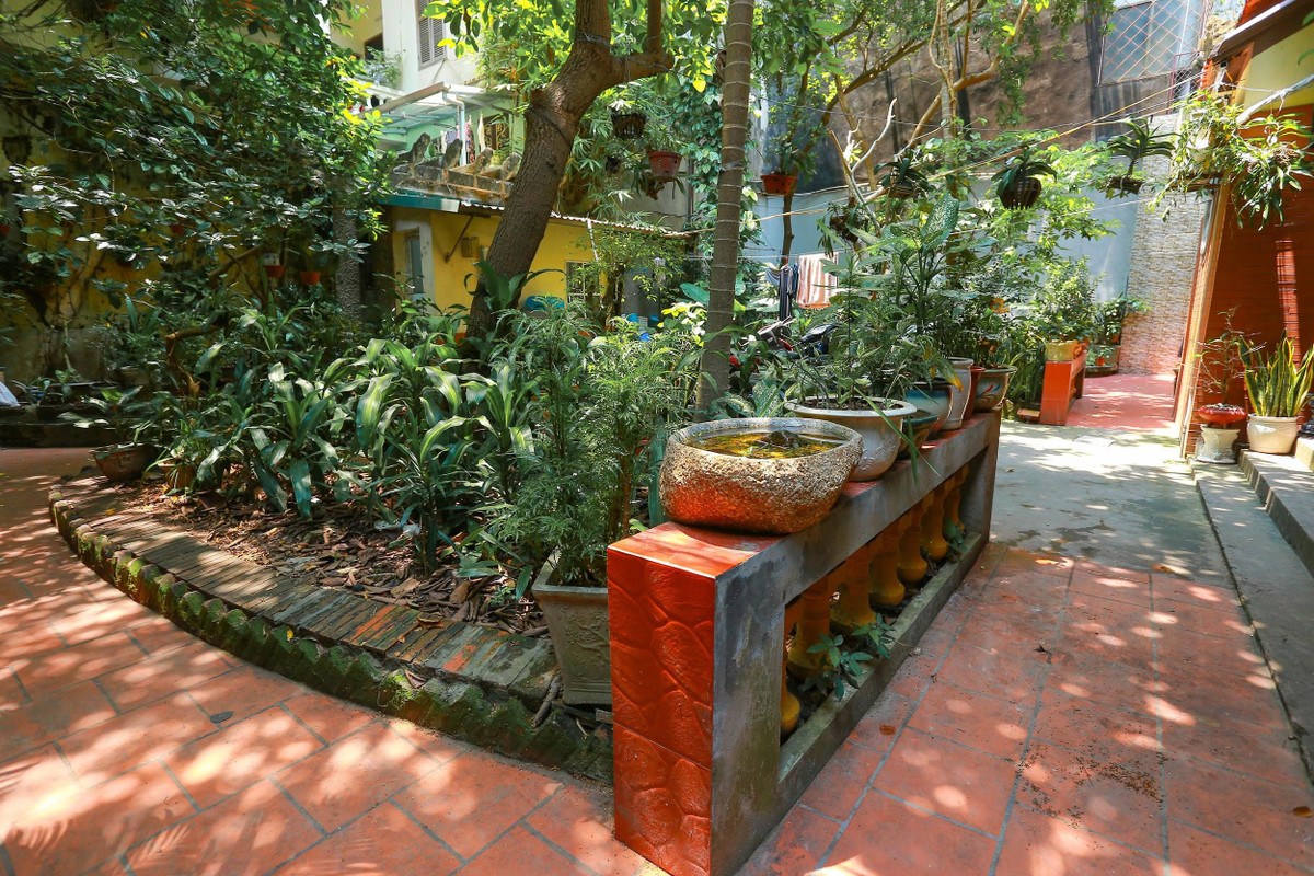 Tổng thể diện tích của ngôi nhà lên đến 700m2, được kết hợp hài hòa giữa sân vườn và nhà ở. Ngôi nhà được xây theo kiến trúc Pháp cổ ngày xưa nhưng vẫn hài hòa những đường nét đậm chất làng quê Việt. Ảnh: Dân trí