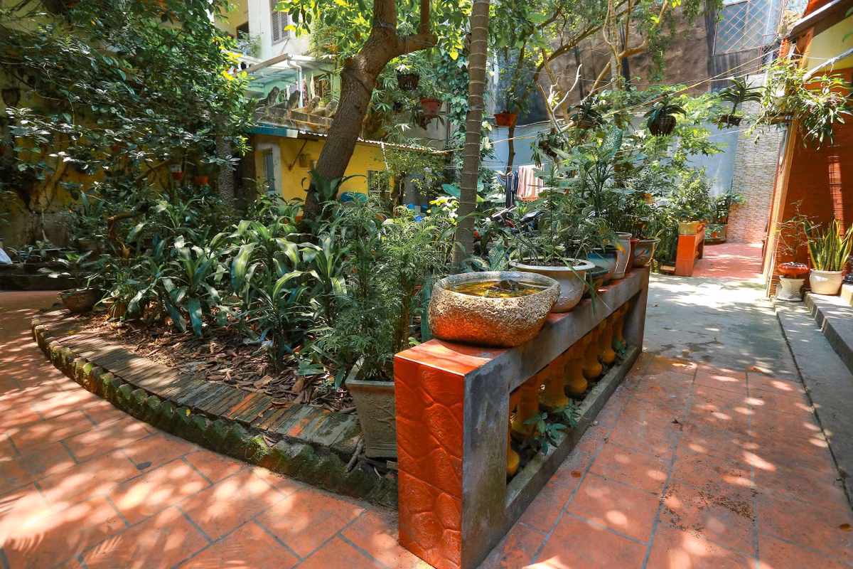 Tổng thể diện tích của ngôi nhà lên đến 700m2, được kết hợp hài hòa giữa sân vườn và nhà ở. Ngôi nhà được xây theo kiến trúc Pháp cổ ngày xưa nhưng vẫn hài hòa những đường nét đậm chất làng quê Việt. Ảnh: Dân trí