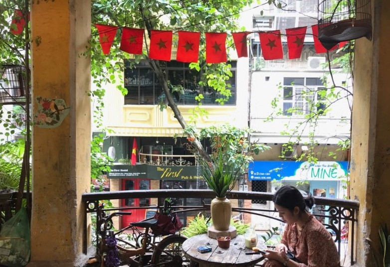 Dạo một vòng trong căn biệt thự cổ số 8 Chân Cầm, bạn đã có thể giải quyết nhu cầu ăn ngon, mua sắm quần áo đẹp và ngồi thư giãn thưởng thức cà phê. Ảnh: Laodongthudo