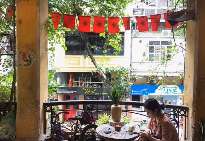 Dạo một vòng trong căn biệt thự cổ số 8 Chân Cầm, bạn đã có thể giải quyết nhu cầu ăn ngon, mua sắm quần áo đẹp và ngồi thư giãn thưởng thức cà phê. Ảnh: Laodongthudo