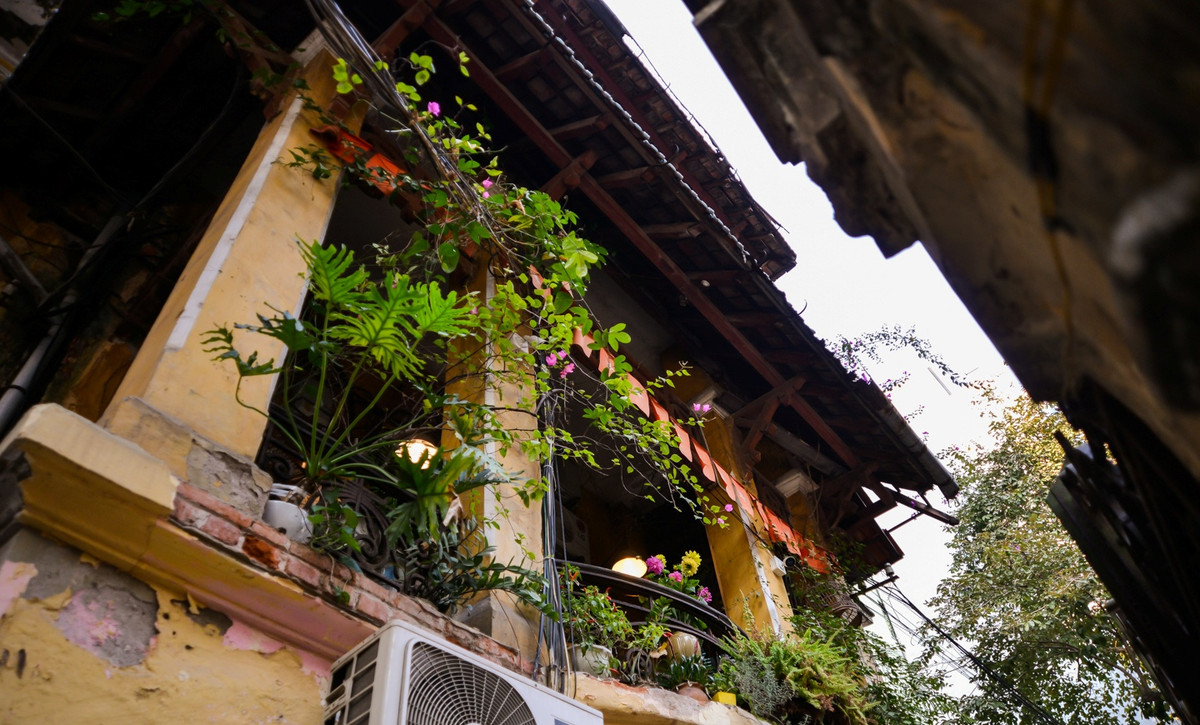 Ngôi biệt thự số 8 phố Chân Cầm được xây năm 1930 theo lối kiến trúc Đông Dương có diện tích 345m2 gồm 1 trệt 2 lầu. Ảnh: Laodongthudo