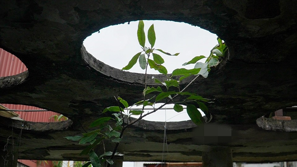 Ban công có chín giếng trời để thu được ánh sáng để giao hoà âm dương. Ảnh: Lao động