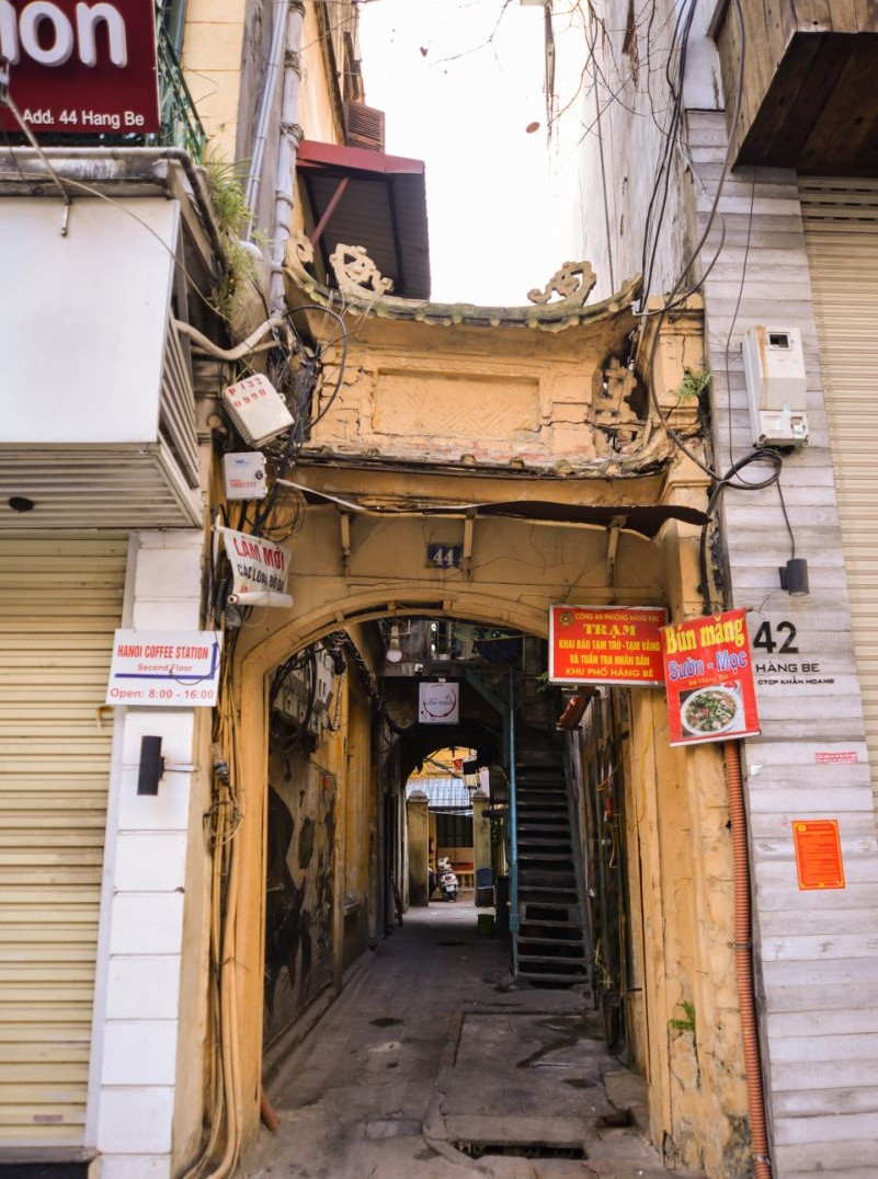 Nằm sâu trong ngõ 44 Hàng Bè (quận Hoàn Kiếm, Hà Nội), căn biệt thự Pháp cổ vẫn giữ được kiến trúc hoa văn nguyên bản dù đã trải qua gần 100 năm. Ảnh: Batdongsanvietnam