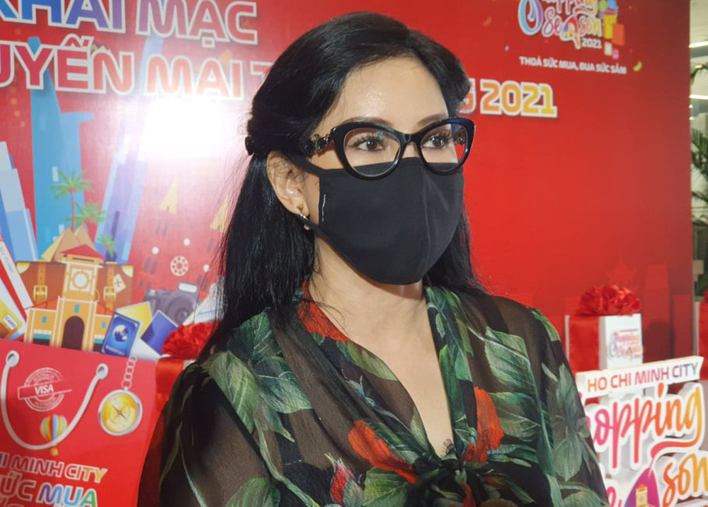 Muon mo trung tam hang hieu giam gia, ba Le Hong Thuy Tien quyen luc sao?