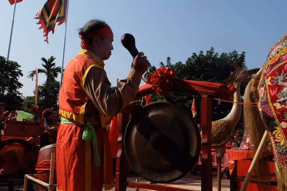 Ông Nguyễn Đăng Thức, Ban tổ chức lễ hội chém lợn làng Ném Thượng, TP Bắc Ninh, tỉnh Bắc Ninh cho biết, sau nhiều lần họp bàn, mãi đến hơn 10h đêm qua (12/2) mới đi đến quyết định vẫn sẽ “trảm” hai “ông ỉn”. “Trong quá trình họp bàn, nhiều người dân trong làng đều muốn giữ lại truyền thống lễ hội của làng nên chúng tôi vẫn quyết định thực hiện nghi lễ chém lợn. Tất cả các nghi thức lễ hội vẫn được thực hiện. Tuy nhiên, thay vì chém lợn ở sân đình như mọi năm thì năm nay sẽ cử hành bên trong che bạt kín”, ông Thức nói. 