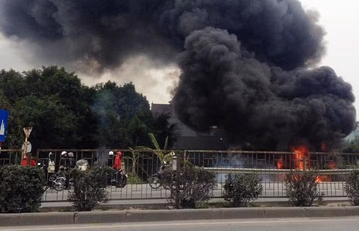 Dòng mương bốc cháy tại Hải Dương.