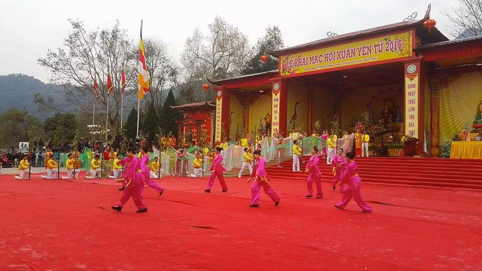 Chum anh tung bung khai Hoi xuan Yen Tu 2016-Hinh-2