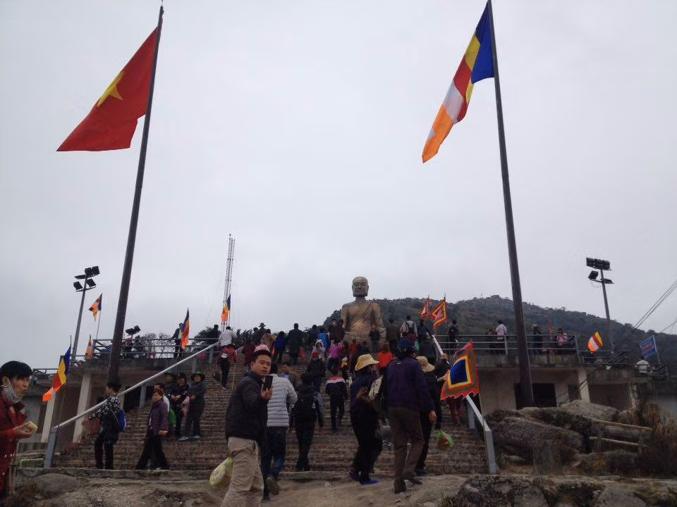 Di tích danh thắng Yên Tử là nơi hội tụ khí thiêng sông núi, từ xa xưa đã thu hút nhiều tăng ni về tu hành, đạt đạo. Vào thời Trần, Yên Tử là nơi vua Trần Nhân Tông, vị vua anh hùng của dân tộc chọn làm nơi tu hành, sáng lập ra Thiền phái Trúc Lâm Yên Tử, dòng thiền mang đậm bản sắc văn hoá dân tộc Việt.