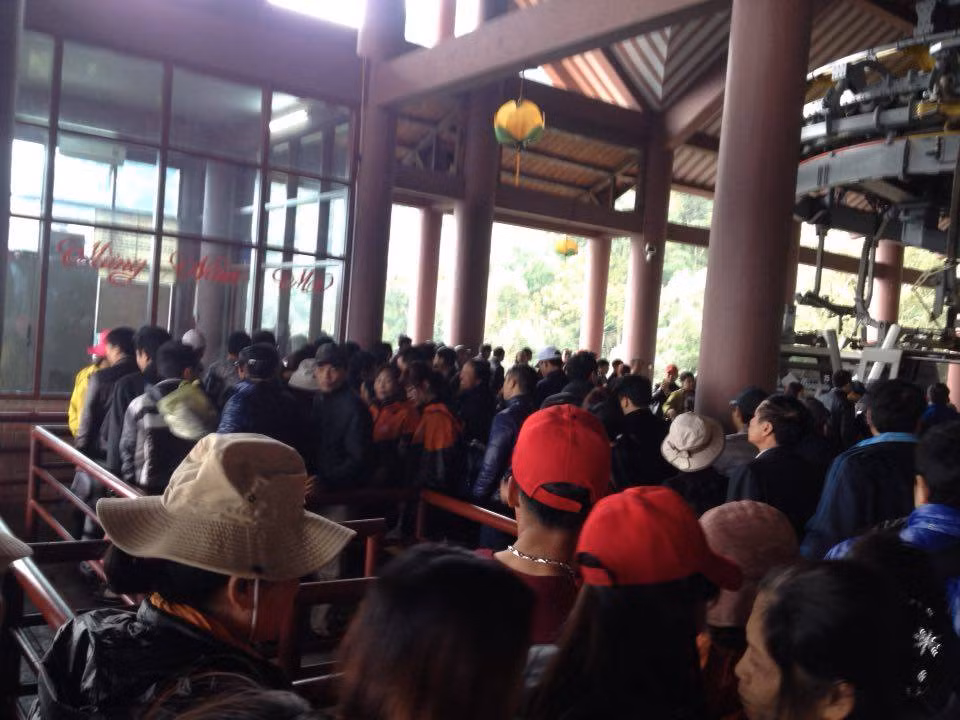 Người dân chen chúc chờ cáp treo.