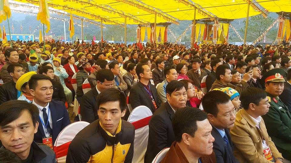 Đông đảo đại biểu, du khách tham dự lễ khai hội.