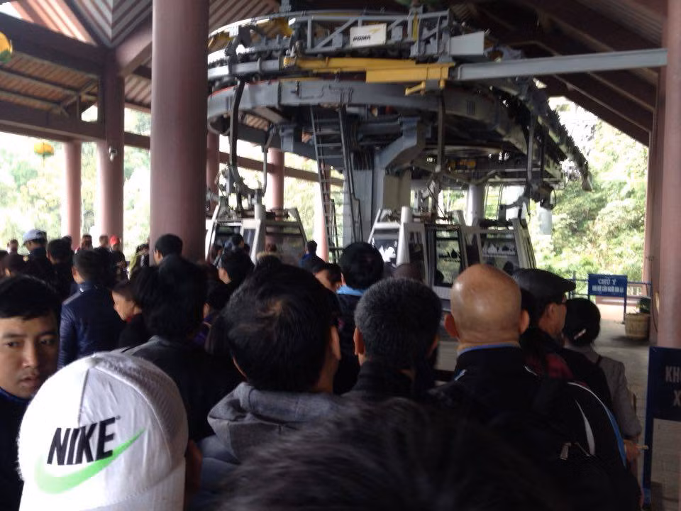 Hệ thống cáp treo năm nay không quá tải do lượng khách đến không đông như mọi năm.