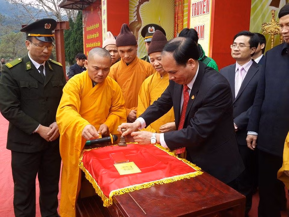 Đóng dấu thiêng Yên Tử.