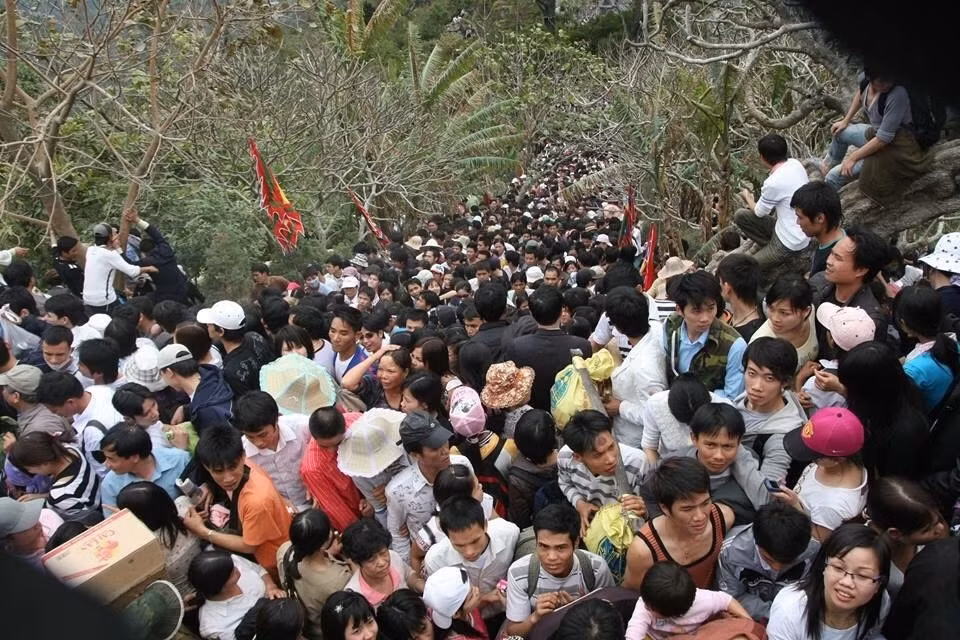 Du khách hành hương lễ phật.