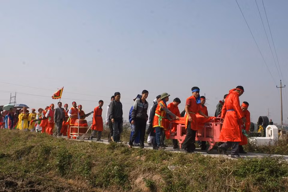 Hai ông ỉn được rước long trọng.