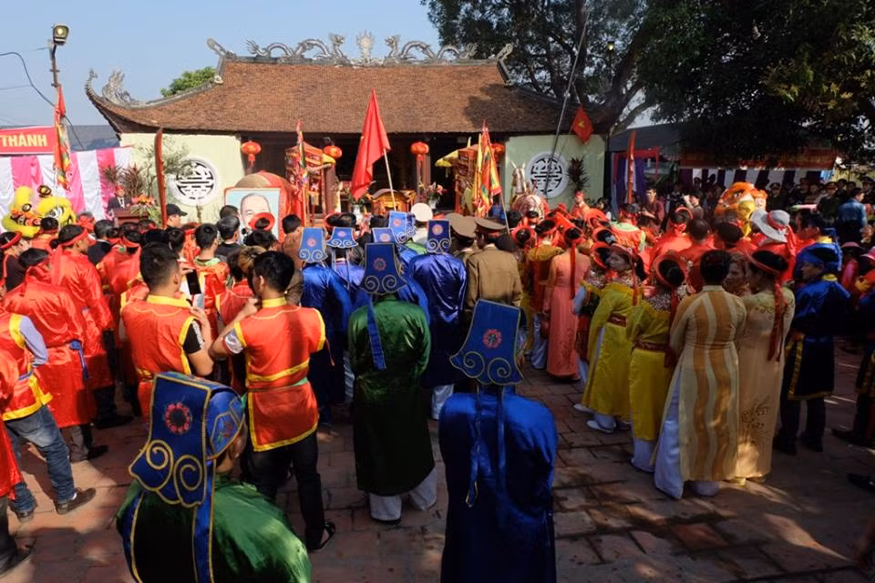 Từ sáng sớm 13/2, hàng trăm người dân trong vùng đã rước hai “ông ỉn” từ đình làng Ném Thượng đi quanh vùng. Đi đến đâu, “ông ỉn” thu hút sự chú ý của người dân khu vực đến đó. Tục lệ chém lợn được người dân làng Ném Thượng duy trì từ nhiều năm nay với mong muốn năm mới gặp nhiều may mắn, làm ăn thuận lợi. Sau màn rước hai “ông ỉn” đi khắp làng. Đến gần 11h trưa nay, người dân đưa về đình làng để tổ chức nghi lễ chém lợn. Rất đông người dân đổ về khu vực sân đình để được tận mắt theo dõi lễ “trảm” hai “ông ỉn”.