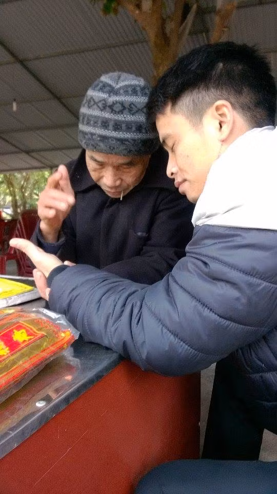 Nhan nhản dịch vụ bói toán.