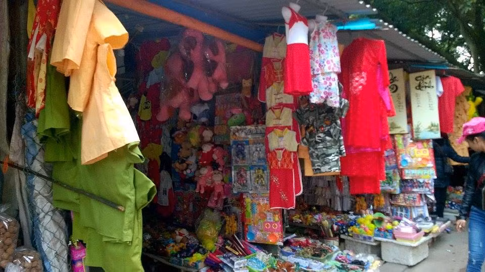 Hàng trăm gian hàng ngay cạnh chùa Côn Sơn.