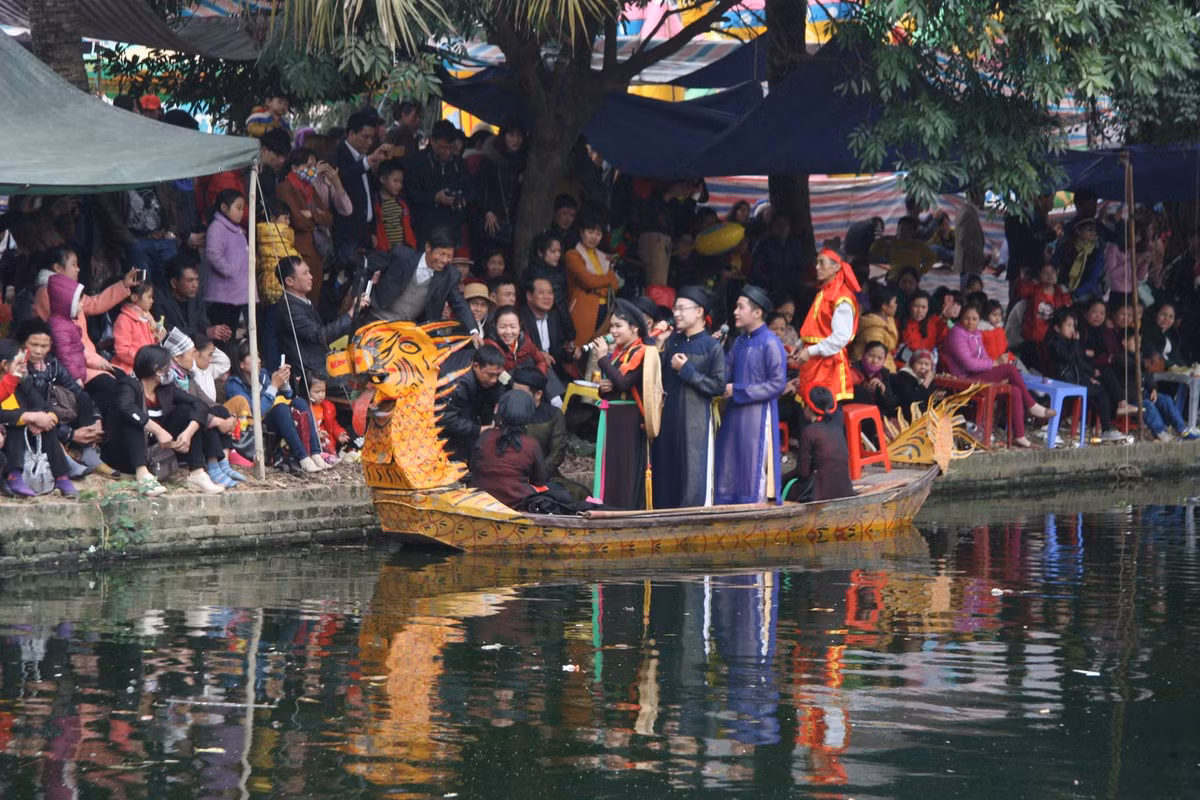 Dù là việc ngả nón xin tiền của các liền anh liền chị đã có phần tế nhị hơn, không "ép" khách mà chỉ ngả nón nhận tiền du khách thưởng cho khi mời trầu.