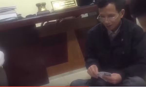 Cảnh đánh bạc trong phòng trưởng công an Phường Trần Phú (Ảnh cắt từ clip)