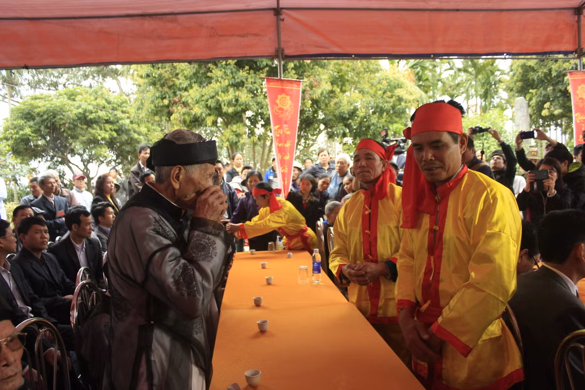 Người dân uống rượu thề không tham nhũng.