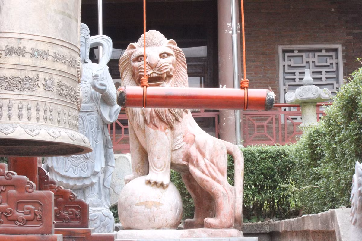 Doi trong xe Hoi xuan Yen Tu phat du khach nhu... CSGT?-Hinh-8