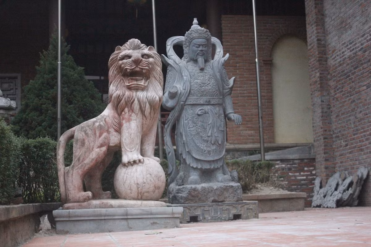 Doi trong xe Hoi xuan Yen Tu phat du khach nhu... CSGT?-Hinh-7