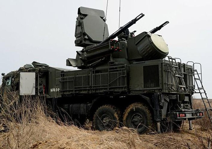 Nhưng nhờ tổ hợp tên lửa - pháo phòng không Pantsir-S1 triển khai tại đây từ những ngày đầu tiên mà căn cứ Hmeimim còn tương đối nguyên vẹn, chỉ phải chịu thiệt hại ở mức tối thiểu.