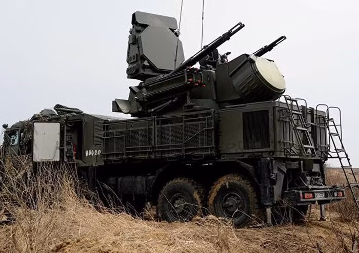 Nhưng nhờ tổ hợp tên lửa - pháo phòng không Pantsir-S1 triển khai tại đây từ những ngày đầu tiên mà căn cứ Hmeimim còn tương đối nguyên vẹn, chỉ phải chịu thiệt hại ở mức tối thiểu.