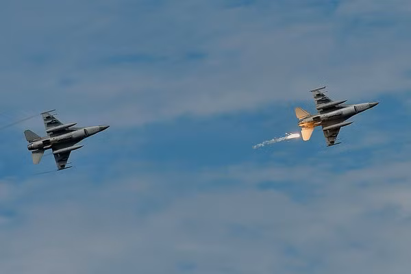 Sau đó Mỹ đã giúp Đài Loan nâng cấp một số chiếc lên phiên bản F-16V. Đây là phiên bản mạnh nhất hiện nay của tiêm kích hạng nhẹ F-16.