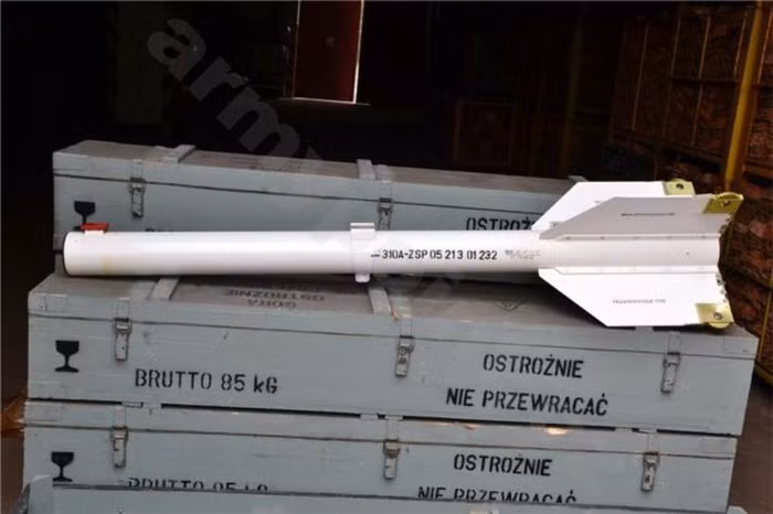 Phiên bản K-13M mới có nhiều cải tiến về hiệu suất, tốc độ và phần mũi tên lửa. Nó được trang bị đầu dò radar để tìm mục tiêu, tránh bị đánh lạc hướng bởi bẫy nhiệt của đối phương.