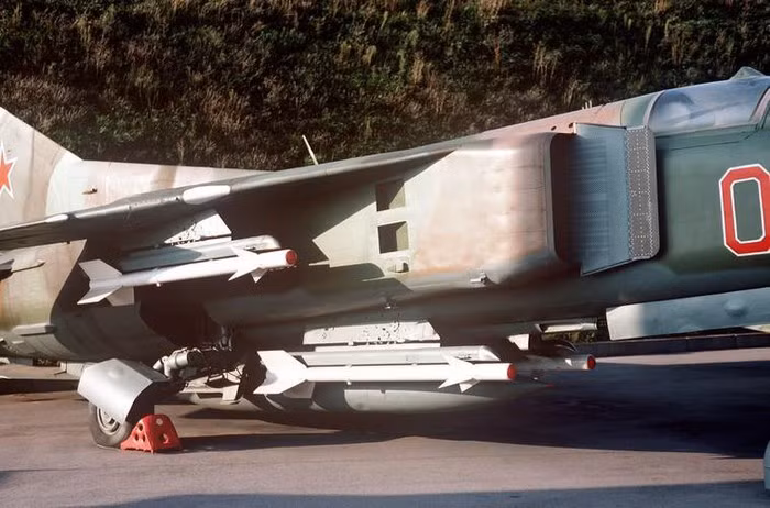 K-13 vốn là một dòng tên lửa nổi tiếng của Liên Xô, tuy vậy ít ai biết rằng đây chính là bản sao chép từ tên lửa không đối không tầm ngắn AIM-9 của Mỹ.