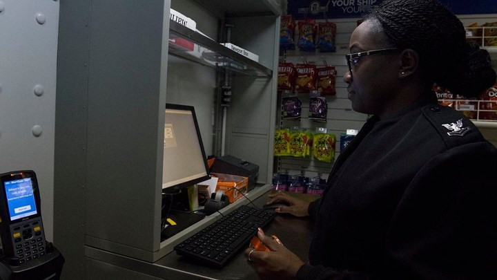 USS Zumwalt có riêng 1 tiệm tạp hóa dành cho các thủy thủ trên tàu.