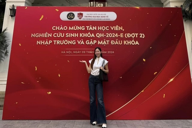 "Từ bé tôi đã nuôi ý định theo đuổi con đường học vấn lâu dài. Tôi tin tri thức chính là công cụ mở ra những cánh cửa cơ hội, đưa ta tới những nơi đẹp đẽ hơn và khiến ta trở thành công dân có ích cho xã hội. Là một cử nhân, học lên chương trình tiến sĩ sẽ rất thử thách. Tôi sẽ phấn đấu, hết sức mình rèn luyện, trau dồi bản thân, để đóng góp một chút sức nhỏ cho sự phát triển của nước nhà", cô nói.