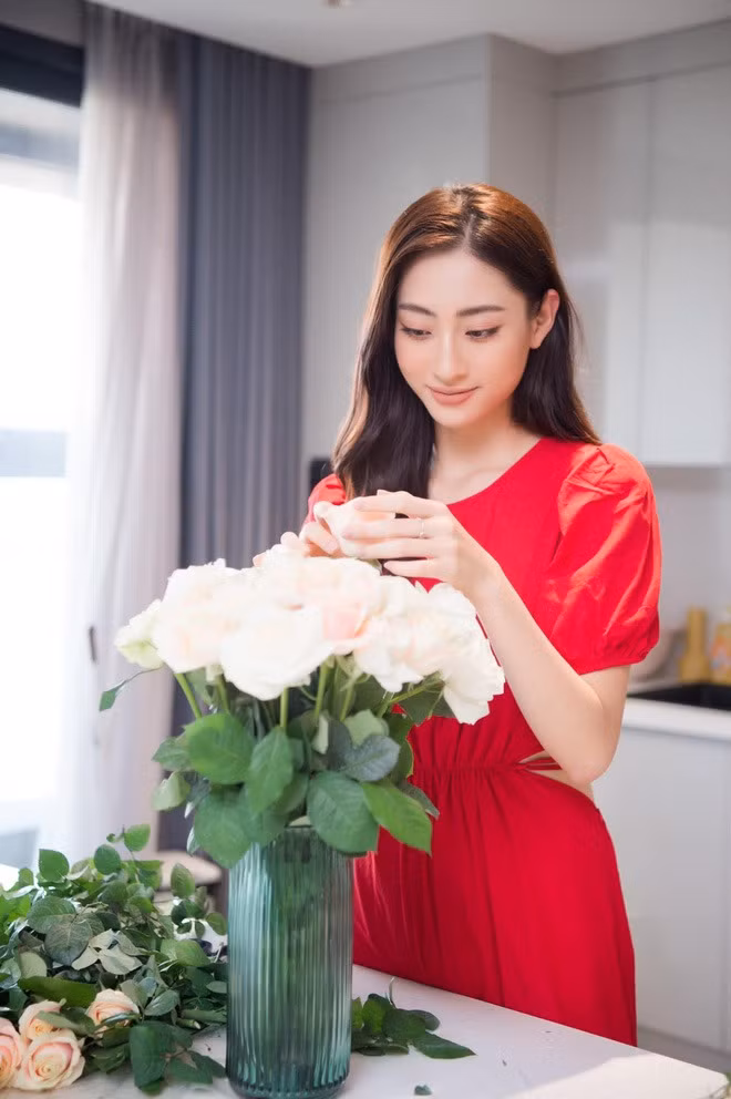 Được biết, căn hộ của nàng hậu tọa lạc gần bờ sông Hồng với góc nhìn là những địa điểm nổi tiếng tại Hà Nội như cầu Nhật Tân, hồ Tây...