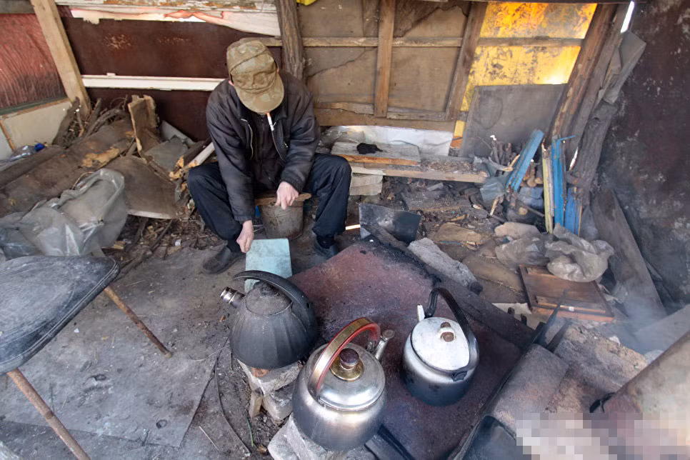 Khu vực nấu nướng tạm bợ của người dân.