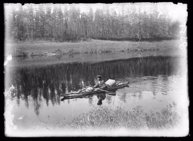 Một người chèo thuyền trên con sông ở xứ sở Siberia băng giá.