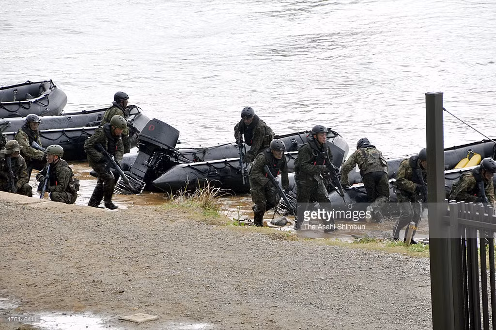 Bên cạnh những loại vũ khí lợi hại trên biển và trên không, Nhật Bản đang cố gắng cải thiện chiến thuật đổ bộ đường biển - một phương thức chiến đấu do chính nước này phát minh và đã từng giúp họ giành được nhiều đảo trên Thái Bình Dương. Nguồn ảnh: Getty Images