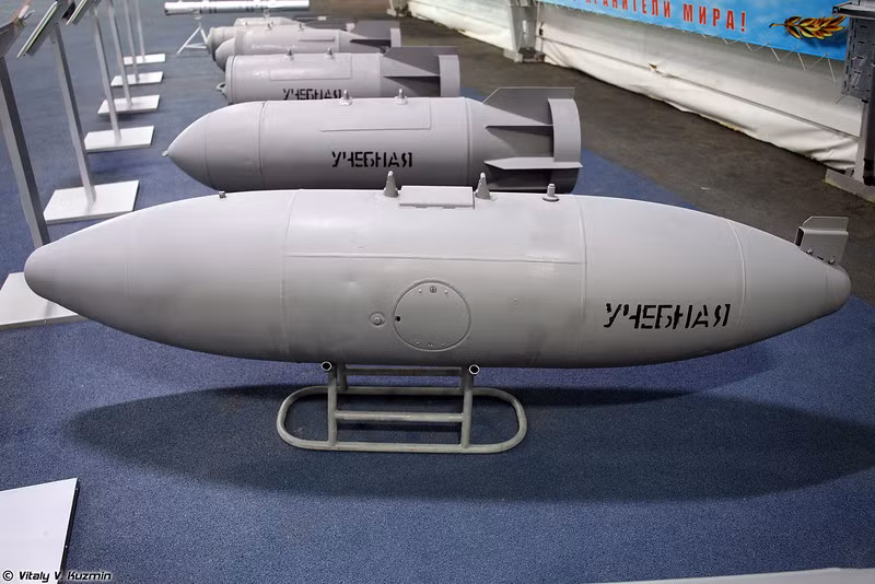 ZB-500 nặng 354kg, chứa khối thuốc nổ 250kg, tốc độ ném bom 500-1.500km/h, độ cao ném 100-1.000m.