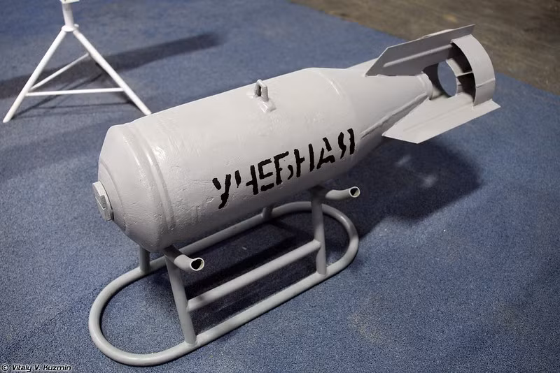 OFAB-100-120 nặng 100kg, dài hơn 1m, chứa thuốc nổ TNT/RDX nặng 42kg cùng với 15.000 mảnh thép (bắn tung ra tứ phía gây sát thương) khi bom nổ.